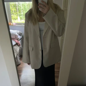 Beige blazer - Jätte snygg blazer från Gina Tricot. Använd 1 gång💕 300 kr + frakt