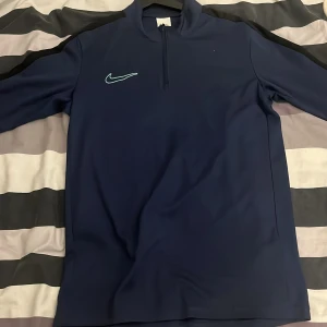 Nike tröja - Köpt på Jd Sport. Knappt använd köpt för 499 säljer för 200!
