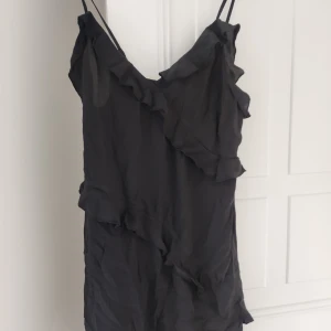 Ny volang klänning från h&m - Justerbara band. På mig som är 1,68 så slutar den ovanför knäna 