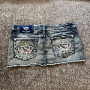 Victoria Beckham jeans kjol  - Bra skick, saknas några diamanter men inget man tänker på🩷 Midjebredd är 41 cm raktöver och längden på kjolen är 26/27 cm