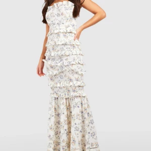 Sommar klänning - Säljer denna jätte fina klänning från boohoo som nu är slutsåld. Klänningen har inte används och prislappen sitter kvar. Storleken är L på lappen men den sitter mer som en M. Nypris 882kr. Skriv för mer info 🌟