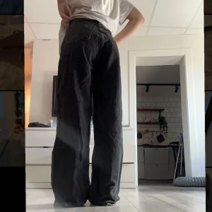 Svarta Jeans - Säljer mina svarta baggy jeans i storlek M från lager 157🌷 Hål i hälarna finns då jeansen är för långa för mig (jag är 168cm) men hålen är inte överdrivet stora så det går att klippa av och sy upp jeansen om man vill det💕