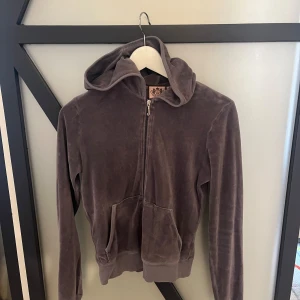 Vintage Juicy tröja - Säljer min juicy tröja som jag har köpt begangnat!  Hade hål i armhålan och vid fickan men det är sytt!  Den är i st M men passar XS-M Köpt för 700, säljer för 500, värd 900