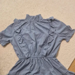 Blå blus - Blå blus från boohoo storlek 36.