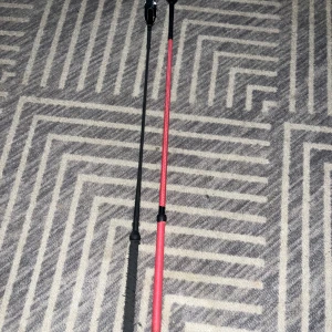 Två rid spön. - 2 för 1 ridspö det svarta är andvänt ett par gånger medan det röda är andvänt ca 2-3 gånger. Säljs tillsammans.