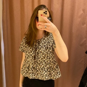Leopardtopp - Superfin leopardtopp från GinaTricot!! Använd en del men superbra skick och inga tecken på slitage😊