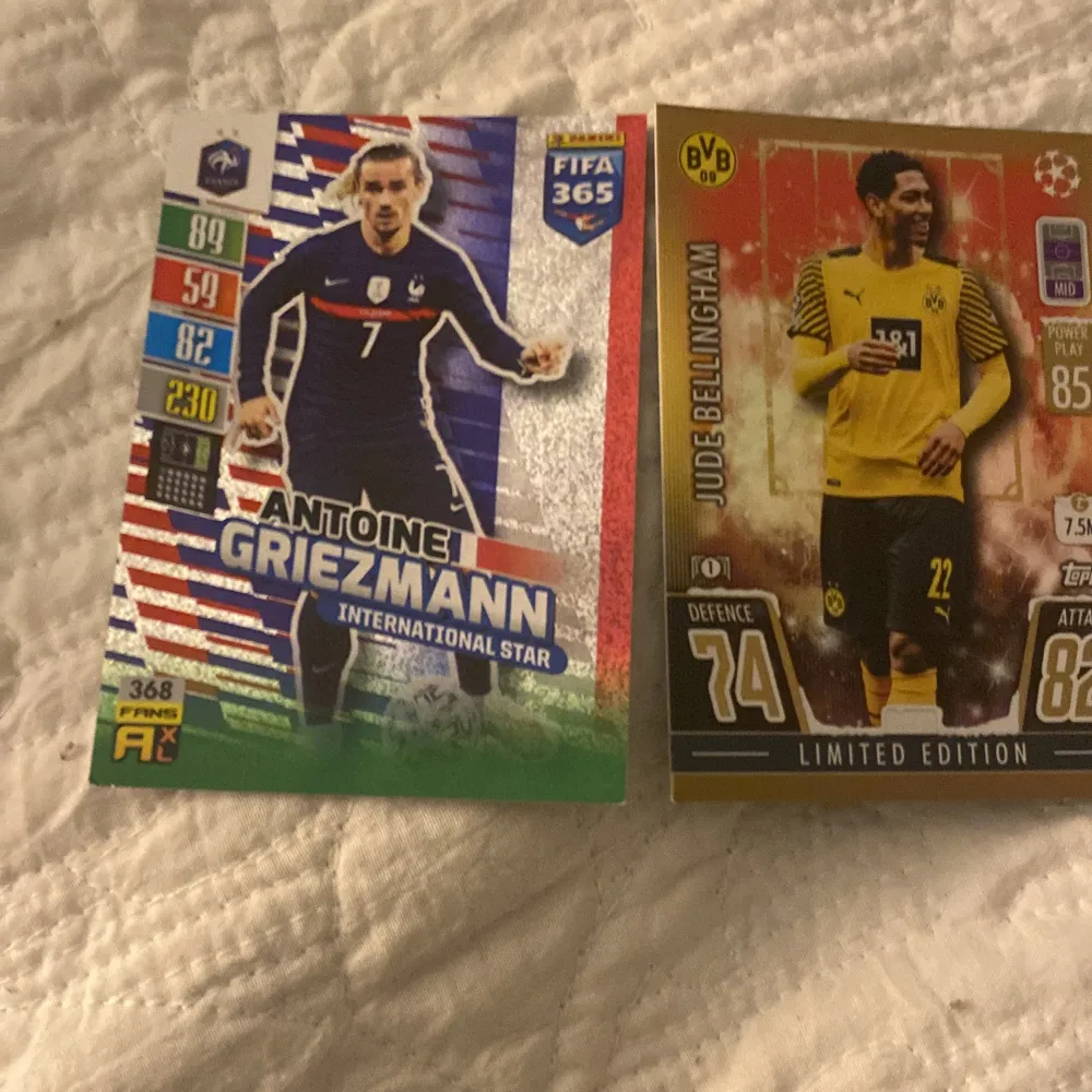 Två kort av Bellingham och Griezmann för priset av 39 kronor. Jag har haft dem i mindre än en dag och säljer dem för ett extremt pris, dem har inga repor eller fläckar😀. Övrigt.