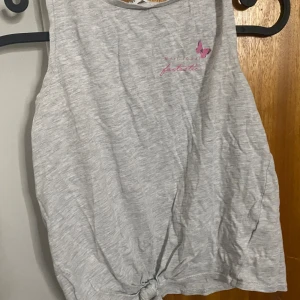 Sommar linne - Andvändt linne med ett tryck!💗 I st 146/152 Grå o rosa färg 
