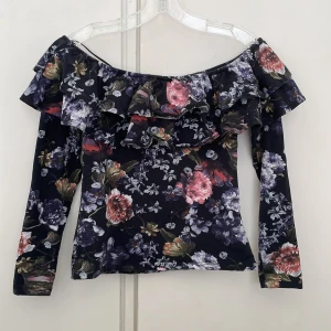 Off shoulder topp - Blommig off shoulder topp från HM, använd 1 gång. Strl S men passar även M