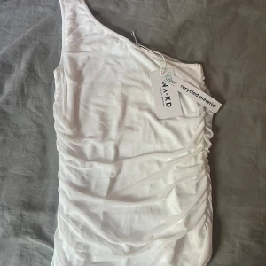 Vit topp från NA-KD - vit topp i fint material, aldrig använd och har lappen kvar