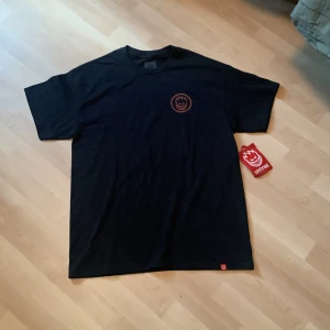 Spitfire t- shirt  - Helt oanvänd spritfire t- shirt. Är L och passar mig som är 180 cm. Pris går att pruta