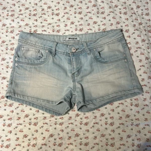 Jeansshorts lowwaist - Low waist jeans shorts från Monday med en ljus wash,  bra skick. Strl 40.  För små för mig så kan inte skicka bild på, mer bilder skickas på förfrågan. 