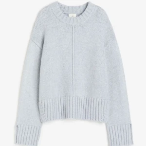 Stickad tröja  - Säljer denna grå/blå tröja ifrån hm i storlek M . Köpt för 400 och använd fåtal gånger 