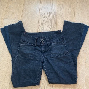 Lågmidjade jeans - Snygga lågmidjade jeans, säljer de pga att jag helt enkelt inte använder de längre💕En gång har de varit skinny men de är utsydda så de är bootcut, skriv till mig INNAN ni klickar på köp eller om ni bara undrar något❤️