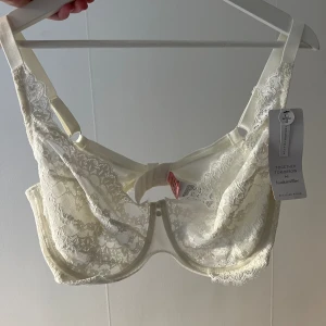 BH från Hunkemöller - Köpte denna i present till min syster men den passade ej så säljer därmed💕 Oga present så var det en klisterlapp över priset men har försökt skrapa bort. Köpt för 429kr - Säljer för 200kr! Aldrig använd och med alla lappar kvar🫶🏻