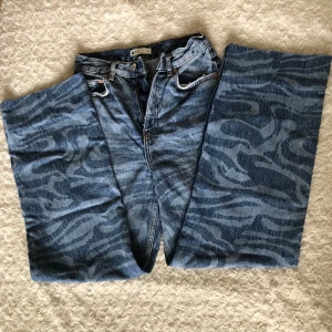 Blå jeans med mönster  - Ett par blå jeans med mönster. Dem är uppsydda några få cm, men är perfekt längd för mig som är ca 162cm. kontakta mig om du är intresserad eller har frågor😊