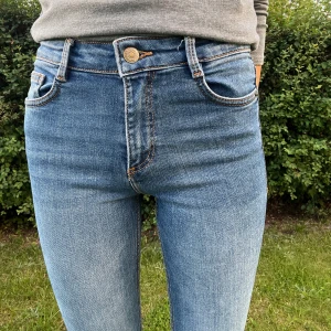 Zara jeans - Superfina jeans från Zara. Normal till medium waist. Slim fit. Fickor fram och bak. Sparsamt använda. Midjemått rakt över: 30.5cm. Innerbenslängd: 65cm.