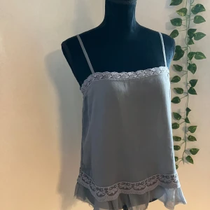 Super fin helt ny linne med spets - Helt ny, oanvänd grå linne med spets från Lindex.