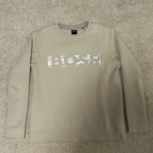 Boss tröja - Säljer en superfin Boss tröja i väldigt bra skick, inga fläckar eller slitage! Storlek M. Skriv för mer information!