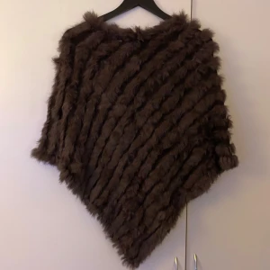 Pälsponcho - Knappt använd