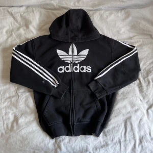 Adidas zip up hoodie - Fet adidas hoodie med dragkedja!  Köpt second hand och endast använd ett fåtal gånger.  Längd: 60 cm Bredd: 59 cm Armlängd: 60 cm  / Skriv för mer bilder eller vid frågor !! ☺️