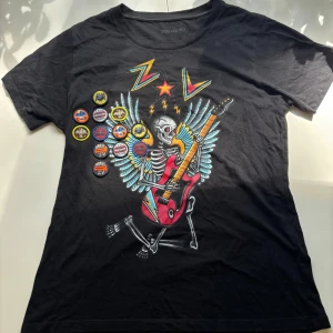 Zadig & Voltaire tshirt - En svart skitsnygg cool tshirt från Zadig & Voltaire. Svår att få tag i! Denna är i storlek xs/s