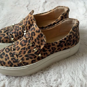 Sjukt coola skor!! - Säljer mina Billi Bi skor i leopard mönster👌🏽  Mycket bra skick  Storlek 38