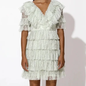 By Malina klänning - Superfin by malina klänning i färgen pistachio. Använd 2/3 gånger men tyget har gått sänder lite vid dragkedjan men inget som synd när man har på sig den! Storlek S🥰 Nypris 2499 men säljer för 500!!