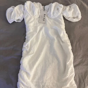 Klänning - Off shoulder klänning från NA-KD som inte säljs längre!! Helt ny med prislappar kvar. Nypris 599💕
