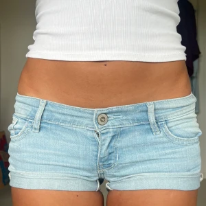 Jeansshorts - Midjemått: 37cm rakt över 💕