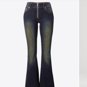 Weekday jeans - Säljer dessa så snygga populära och lågmidjade jeans från Weekday, nypris 839kr, storlek w26, jeansen är helt nya och aldrig använda (endast testade) o säljer då de inte passade mig💕 kom privat för fler frågor och funderingar, samt fler bilder❤️