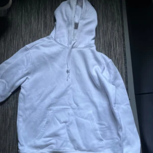 Vit hoodie  - Från hm. Något nopprig