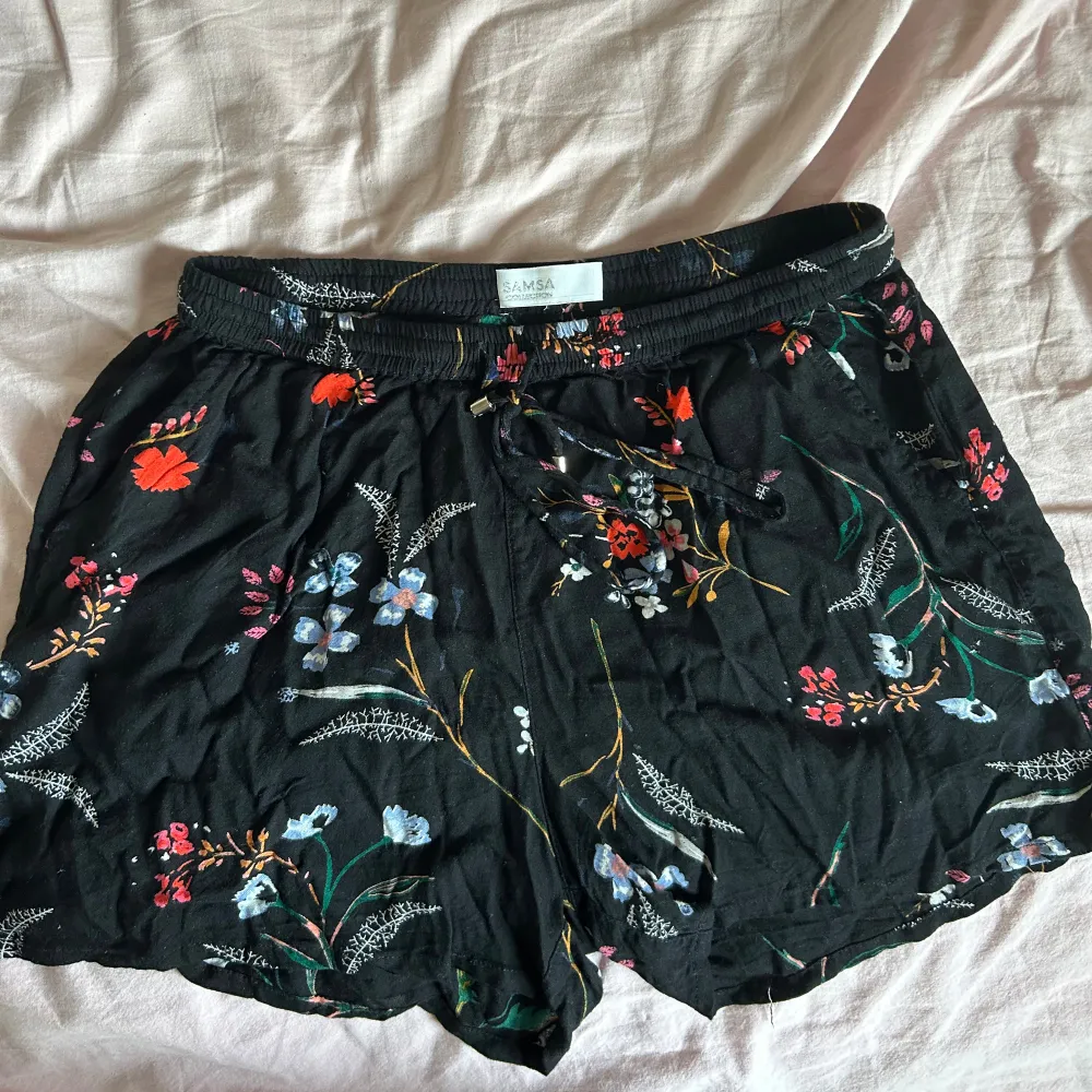 Svarta blommiga shorts, använda få gånger och i bra skick. Shorts.