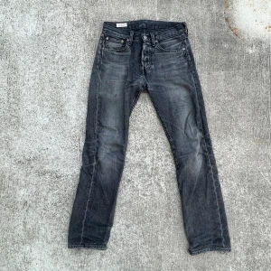 Levi’s 501 jeans - Säljer mina svarta levi’s 501 jeans. Skicket får dömmas från bilderna men modellen är stentvättad så de är slitna från början. Storlek W26(sitter som27) L30