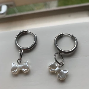 Rosett örhängen 🎀 - Jätte fina örhängen med rosetter på, aldrig använda passar till allt💕🎀