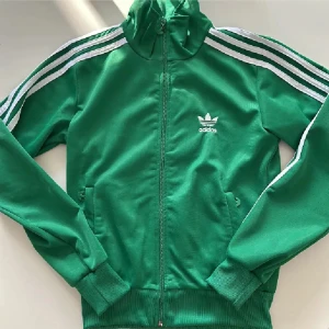 Adidas kofta - Säljer nu denna gröna adidas zip up som jag köpte här på Plick men som bara är provad. Den har aldrig kommit till användning då jag själv tycker den är lite liten. 