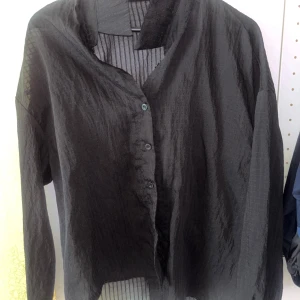 Svart blus - Tunn, genomskinlig blus från Shein i storlek L/40. Mycket bra skick, använd fåtal gånger. Köptes för 139:-, säljer för 40:-.