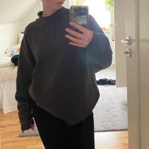 Grå tjocktröja - Gråbrun sweatshirt med hög krage från uniqlo. Storlek S (Mens size), passar även mig som har Xs om man vill ha en mer oversized fit🩶