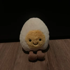 Gosedjur  - Ett ägg gosedjur från jellycat. Är i bra skick och har bara stått som en prydnad på min hylla 