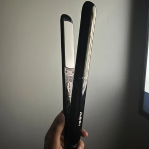 Plattång  - Köpt ny så använder ej. Funkar perfekt inte sönder eller så , värme upp till 230. Inte den bästa plattången på marknaden men funkar 🤣