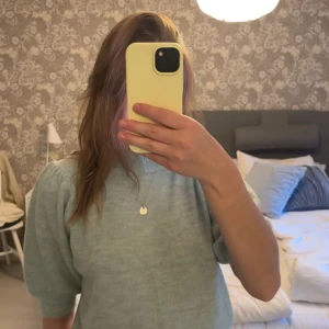 Trekvarts tröja - Säljer denna mintgröna tröja ifrån only i storlek S. Använd ett fåtal gånger, inga defekter. Hör av dig vid frågor.🩷