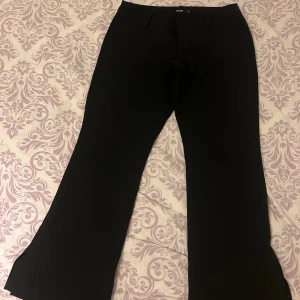 Svarta kostymbyxor  - Svarta lågmidjade kostymbyxor från bikbok, hyfsat använda men ändå i bra skick samt i modellen petite och passar på mig som är 158 cm 