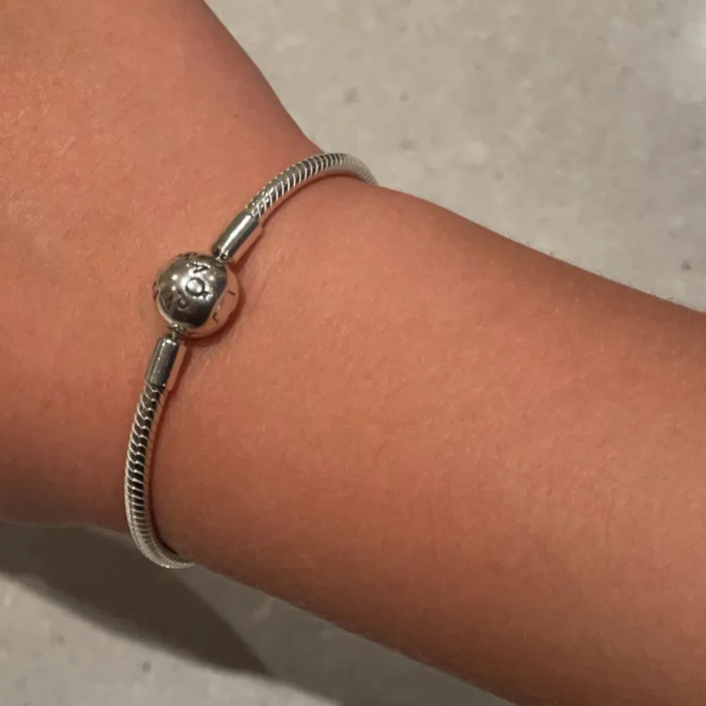 Säljer detta jätte fina berlock armband från Pandora som knappt är använt därav i bra skick, berlocker medföljer INTE,är lite osäker vilken st den är i men skulle tro att den är st 17 om det är några frågor så är det bara att skriva privat till mej💘. Accessoarer.