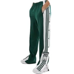 Adidas byxor - Adidas byxor köpte secondhand. En fläck där av priset