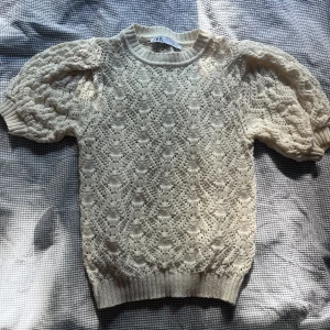 Zara topp stickad - Supersnygg topp som är använd endast en gång. Köpt på zara i Danmark. Priset kan diskuteras 