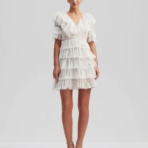 Ny malina dress  - INTRESSEKOLL, på finaste klänningen från by malina i modellen Sky v-neck frill mini Lace dress i storlek d o färgen white, KÖPT FÖR 2800kr💓 super fin hör gärna av er vid frågor 