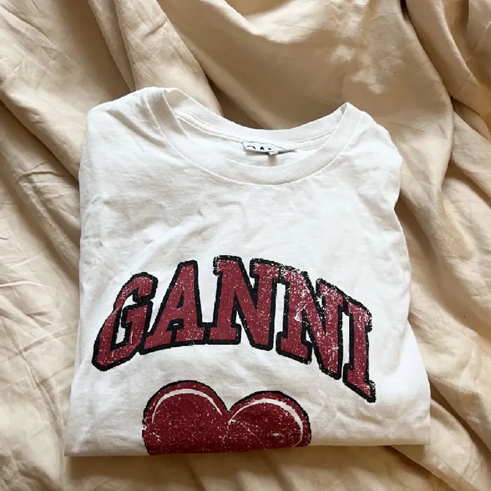 T-shirt från Ganni i en gammal modell som inte går att få tag på längre. Köparen står för frakt. 💘. T-shirts.
