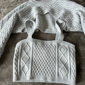 Matchande linne och kofta  - Ett matchande stickat set som är slutsålt på HM. Aldrig använt det därmed som nytt. Väldigt skönt material och sitter fint. 