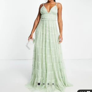 Balklänning/maxiklänning - Säljer denna fina klänning, helt oanvänd med lappar kvar. Säljer eftersom att jag ej hann att skicka tillbaka tyvärr. Passade inte bra på mig eftersom jag har en större byst, 80D för referens. Köpte den för runt 1200kr! Den är liten i storleken!!