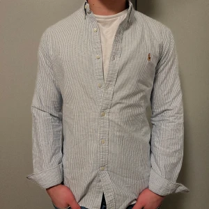 Ralph Lauren skjorta -  Tjena, säljer nu denna skit snygga skjorta från Ralph Lauren | Storleken är M | Färgen är blå och skicket är 9,5/10 | Modellen är ca 181 cm | Hör gärna av dig vid minsta lilla fundering 😊 